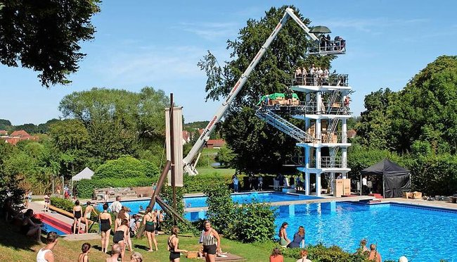 Für das Freibad diente das Mineralfreibad im schwäbischen Bad Wimpfen als Drehort. Für das Freibad diente das Mineralfreibad im schwäbischen Bad Wimpfen als Drehort.