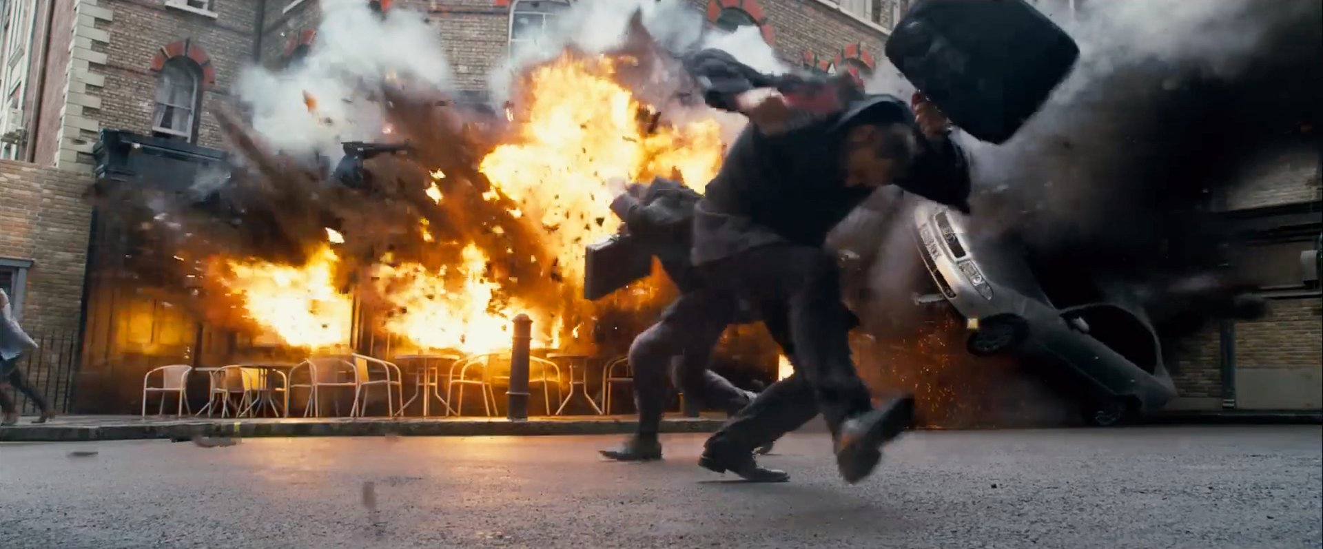 „Intensiver & geradliniger Thriller“: Ex-Bond stürmt jetzt als gnadenloser Killer die Amazon-Charts