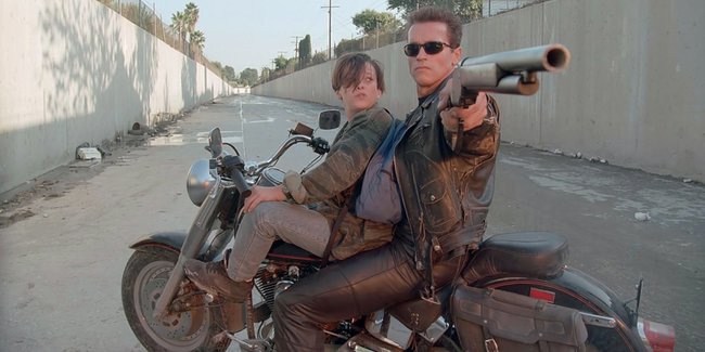 Der Terminator (Arnold Schwarzenegger) muss John Connor (Edward Furlong) beschützen.