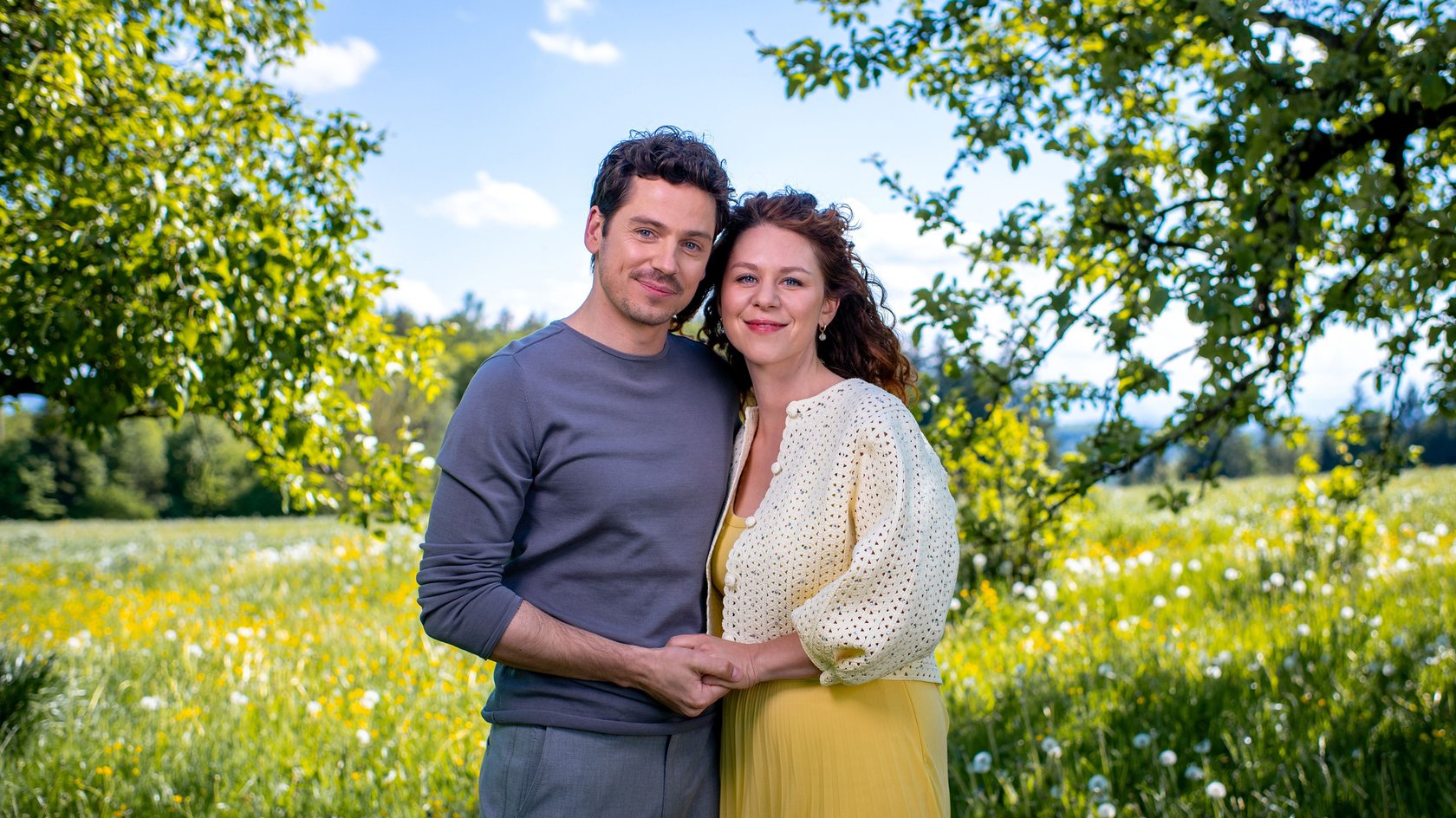 ARD STURM DER LIEBE 22.STAFFEL, voraussichtlich ab 29. Oktober 2025, montags bis freitags, 15:10 Uhr im ERSTEN,.
Im Mittelpunkt der neuen Staffel stehen zwei Menschen, die unterschiedlicher nicht sein könnten: Fanny Schätzl, die bodenständige Gärtnerin am Fürstenhof, und Kilian Rudloff, der charismatische Koch und Weltenbummler. 

Im Bild: Das Traumpaar der 22. Staffel: Johanna Graen als Fanny Schätzl und Anthony Paul als Kilian Rudloff.
© ARD/Christof Arnold, honorarfrei - Verwendung gemäß der AGB im engen inhaltlichen, redaktionellen Zusammenhang mit genannter ARD-Sendung und bei Nennung "Bild: ARD/Christof Arnold" (S2). ARD-Programmdirektion/Bildredaktion, pressefoto.daserste.de
