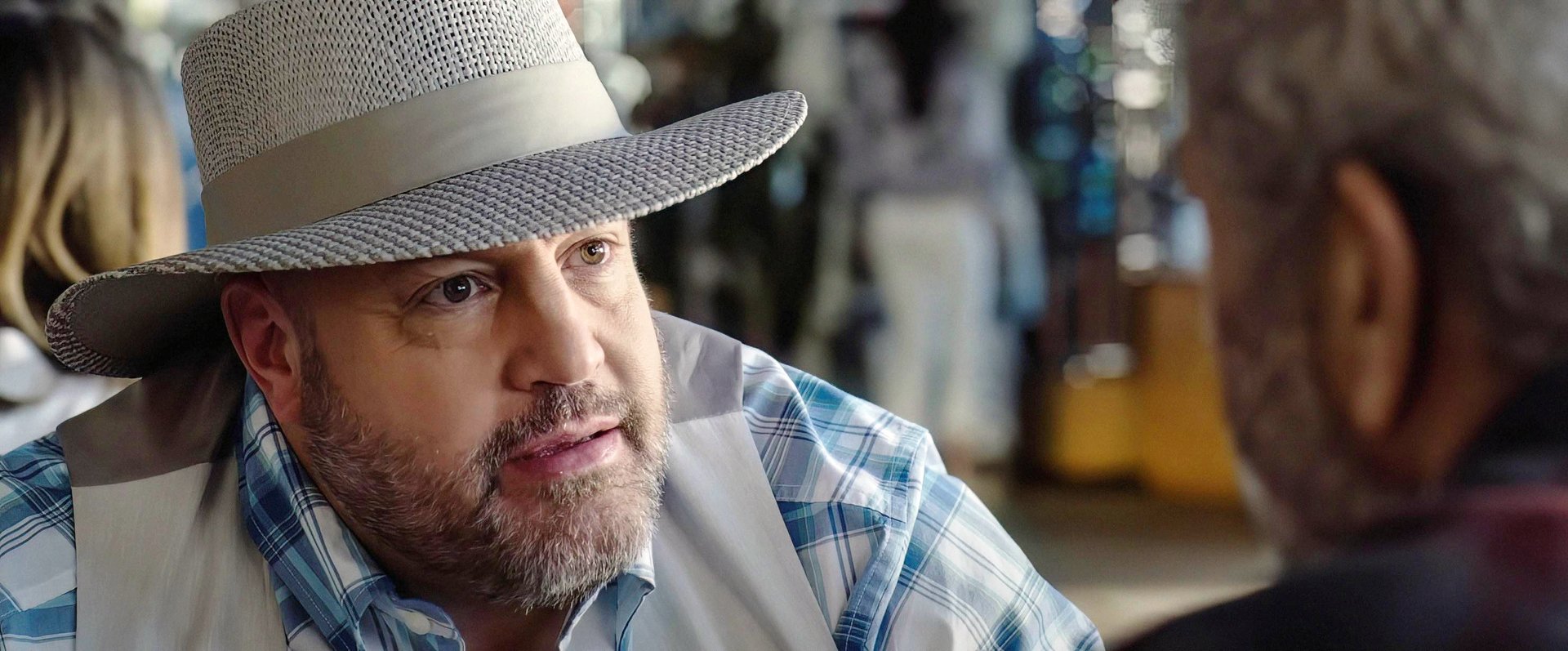 „Das hat so Spaß gemacht“: Kevin James & Mel Gibson erobern jetzt die Amazon-Charts mit Mystery-Thriller à la „Stranger Things“