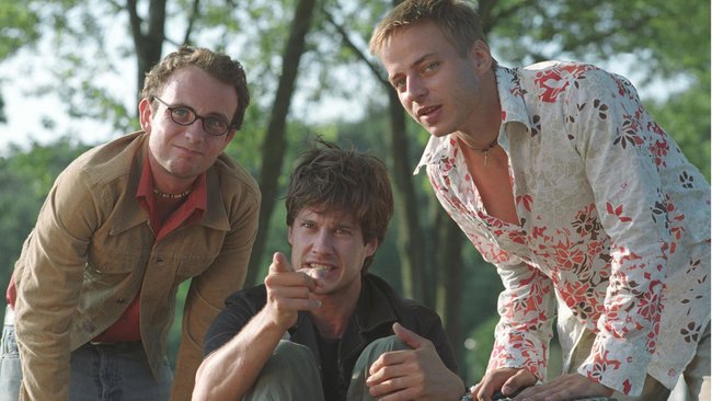 Auf Ibiza läuft es für Ben (Kristian Kiehling), Felix (Tom Wlaschiha) und Nick (Michael Krabbe) nicht rund.