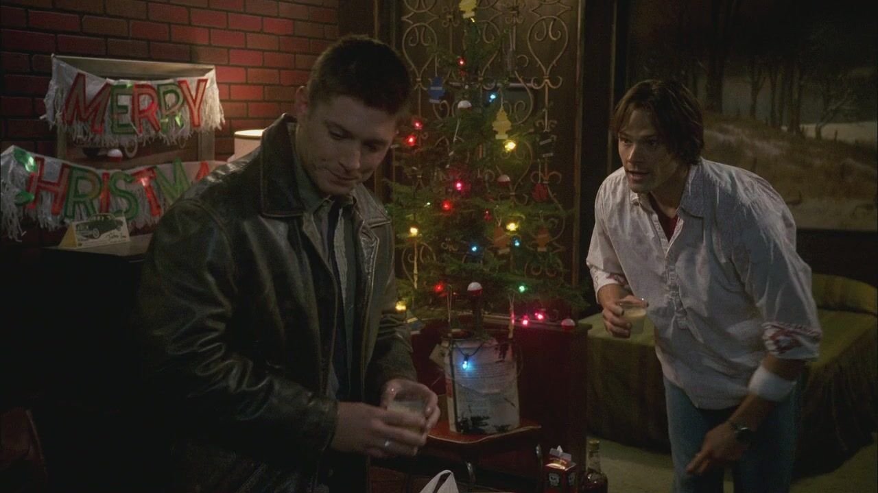 Dean (Jensen Ackles) und Sam (Jared Padalecki) sind festlich gestimmt.