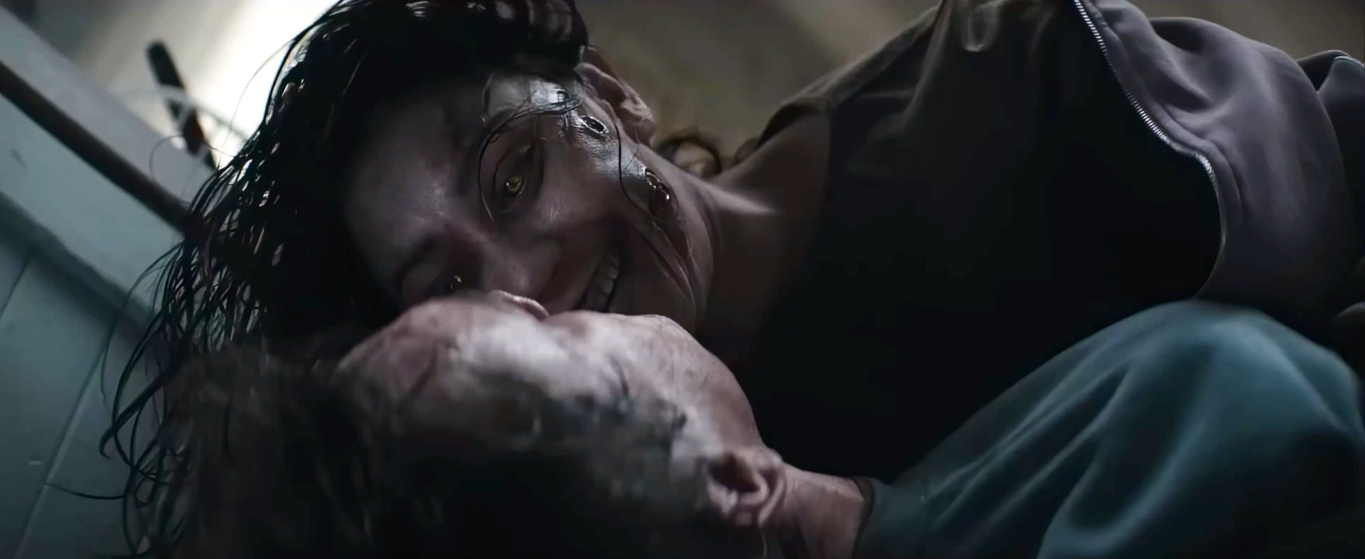 „Oh mein Gott“: Der neue FSK-18-Trailer zu „Evil Dead Burn“ ist eine blutige Horror-Schlachtplatte
