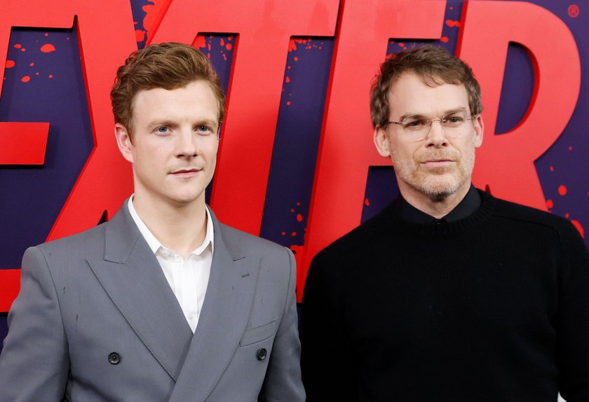 Patrick Gibson und Michael C. Hall als junger und alter Dexter Morgan