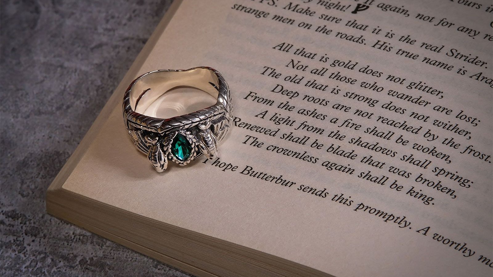 Aragorns Ring ist ein Prunkstück, das ihr euch im Online-Shop von Elbenwald bestellen könnt.