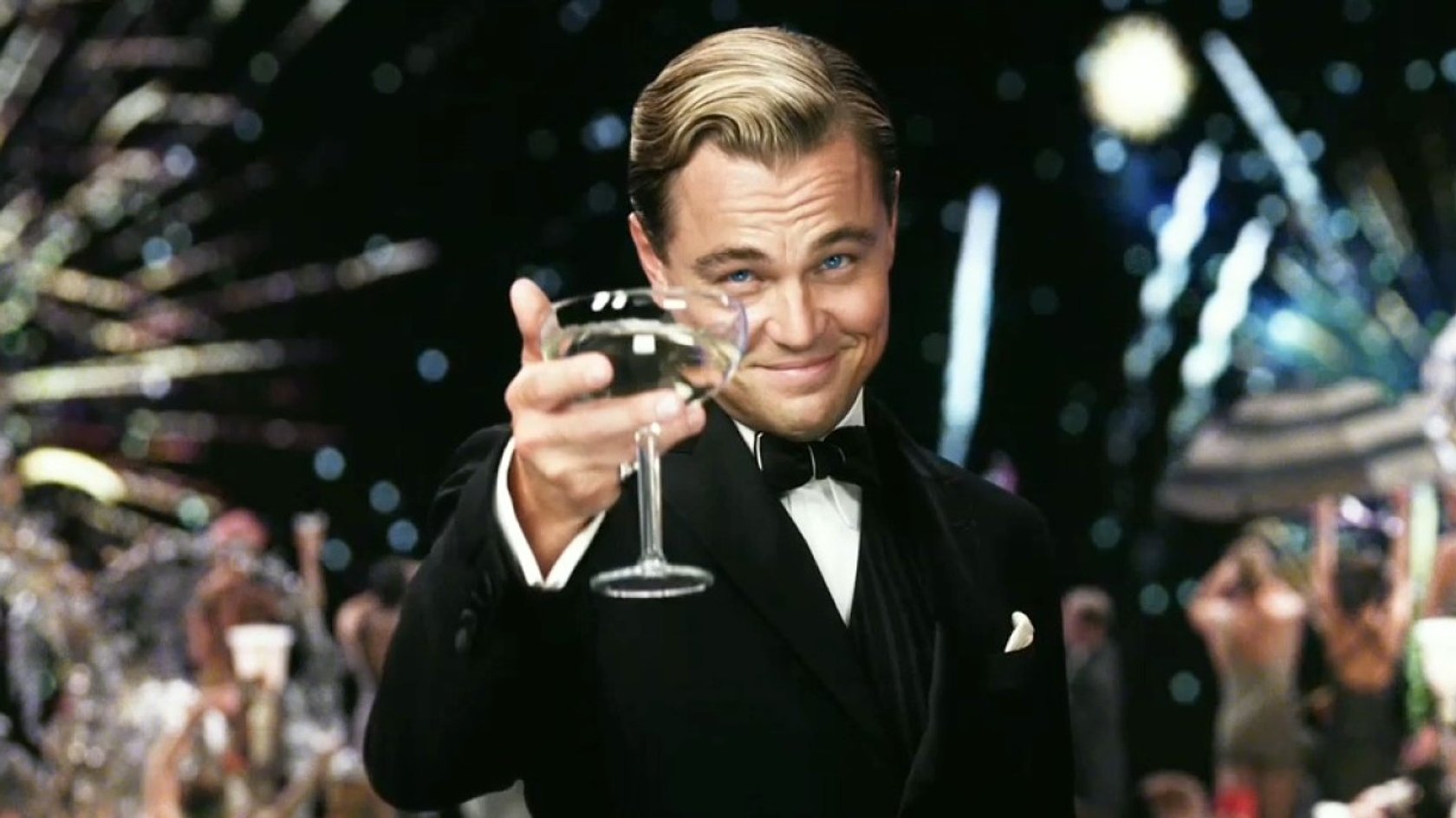 Auch Leonardo DiCaprio stößt mal an.