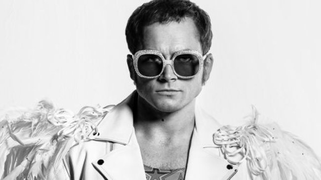 Der extrovertierte Elton John nimmt sich nicht zurück mit seinen Outfits.