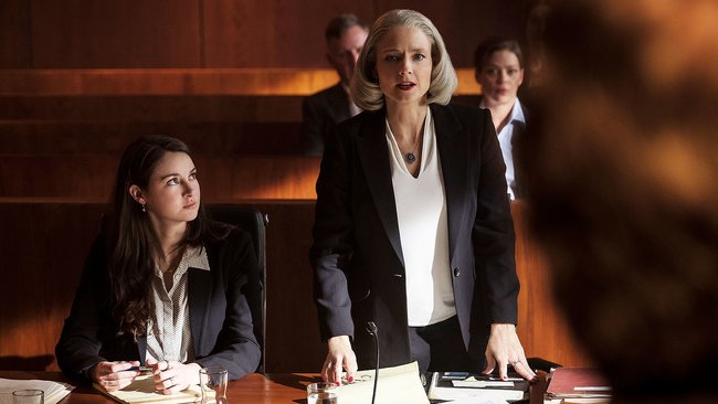 Nancy (Jodie Foster) und ihre Assistentin Teri (Shailene Woodley) nehmen sich einen großen Fall vor.