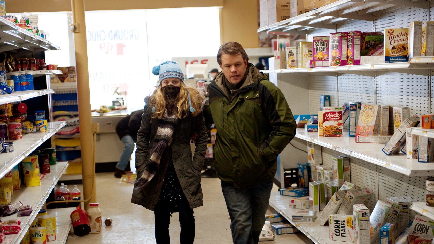 Mitch (Matt Damon) und Jory (Anna Jacoby-Heron) im geplünderten Supermarkt.