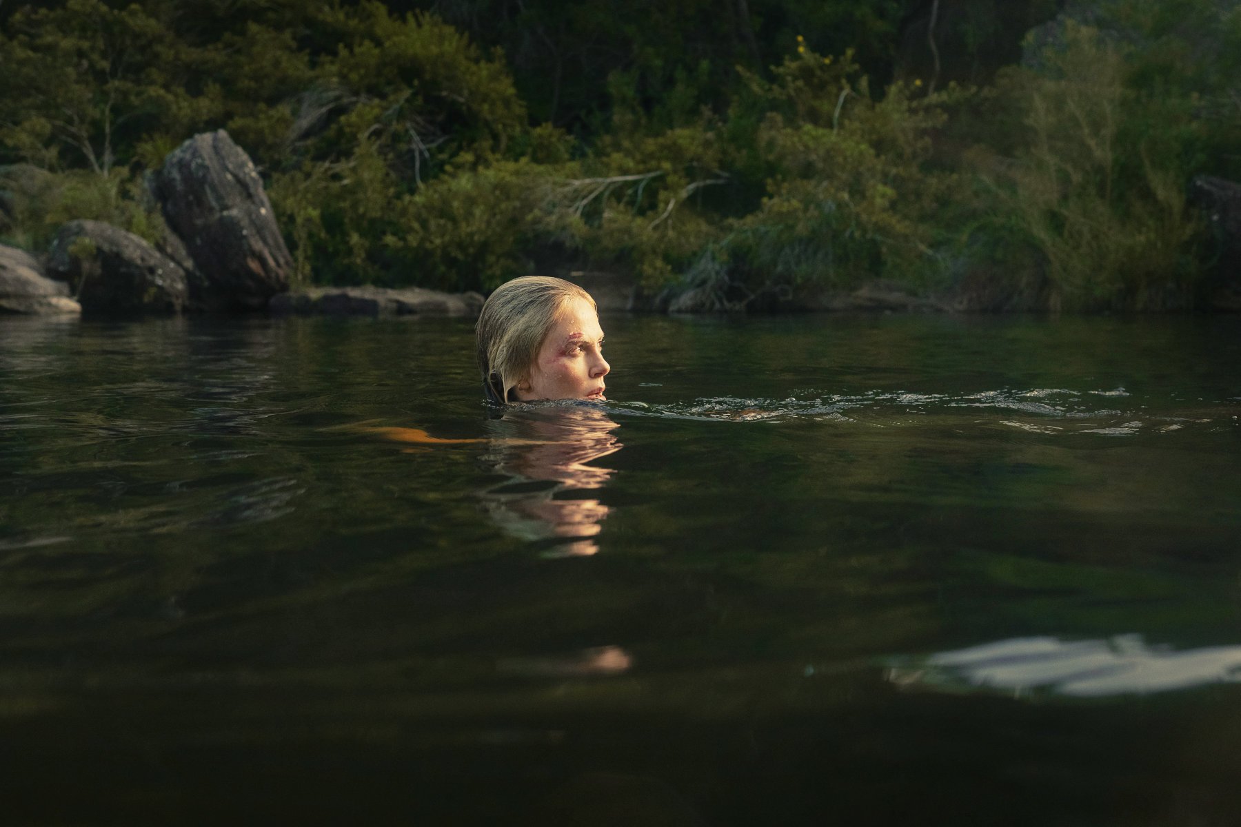 „Immer besser und besser“: Erster Trailer zur Netflix-Survival-Action mit Charlize Theron & Taron Egerton