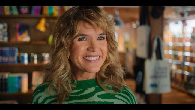 Maria (Anke Engelke) ist stolz auf ihre Buchhandlung „Leselampe“.