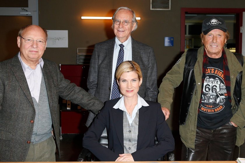 1108/ Hans-Joachim Heist, Wilfried Klaus, Claus Theo Gaertner, Astrid M. Fuenderich / Bevor die SOKO Stuttgart in die Dreh-Winterpause geht, gab es noch einen Pressetermin am SET fuer zwei neue Folgen im Bavaria Filmstudio im Roemerkastell in Stuttgart am 23.11.2015, Stuttgart Roemerkastell Baden Wuerttemberg Germany *** 1108 Hans Joachim Heist, Wilfried Klaus, Claus Theo Gaertner, Astrid M Fuenderich Before the SOKO Stuttgart goes into the winter break, there was a press appointment at the SET for two new episodes at the Bavaria Filmstudio in the Roemerkastell in Stuttgart on 23 11 2015, Stuttgart Roemerkastell Baden Wuerttemberg Germany Copyright: xPOP-EYE/HUrsx 1003420430043AmSET-SOKOStuttgart