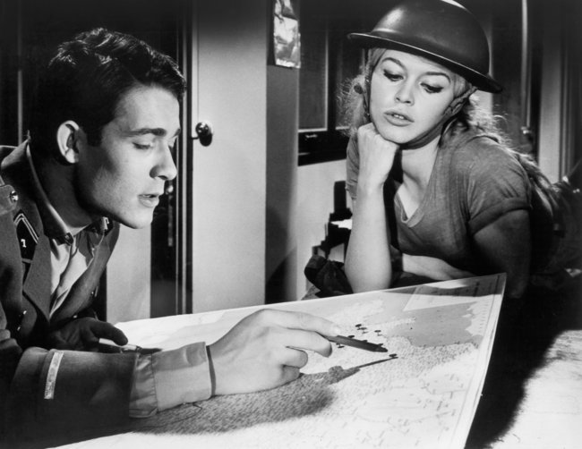 Brigitte Bardot zieht in den Krieg, um einen deutschen General zu entführen.