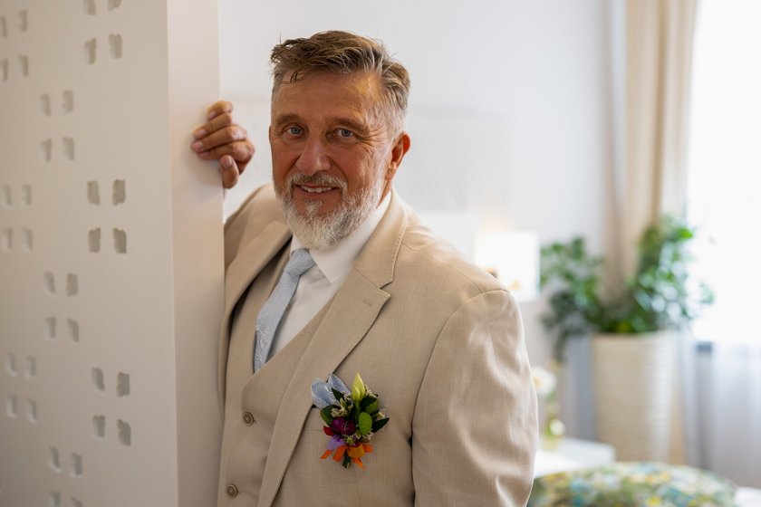 Titel: Hochzeit auf den ersten Blick;
Staffel: 12;
Person: Frank;
Copyright: Joyn/Markus Hertrich;
Fotograf: Markus Hertrich;
Dateiname: 3253069.jpg;
Rechtehinweis: Dieses Bild darf honorarfrei für redaktionelle Zwecke und nur im Rahmen der Programmankündigung verwendet werden. Andere Veröffentlichungen sind nur nach Rücksprache und ausdrücklicher Genehmigung der Seven.One Entertainment Group GmbH möglich. Nicht für EPG! Verwendung nur mit vollständigem Copyrightvermerk. Das Foto darf nicht verändert, bearbeitet und nur im Ganzen verwendet werden. Es darf nicht archiviert werden. Es darf nicht an Dritte weitergeleitet werden. Aneinanderreihung/Zusammenlegung/Kopplung von Bildern zum Zweck der Erstellung von Slide-Shows o.ä. nicht gestattet; Verbindung/Einfügen/Anfügen von Werbung nicht gestattet. Das Bild kann KI generierte Elemente enthalten.
Bei Fragen: foto@seven.one
Voraussetzung für die Verwendung dieser Programmdaten ist die Zustimmung zu den Allgemeinen Geschäftsbedingungen der Presselounges der Sender der Seven.One Entertainment Group GmbH. / Weiterer Text über ots und www.presseportal.de/nr/6708 / Die Verwendung dieses Bildes für redaktionelle Zwecke ist unter Beachtung aller mitgeteilten Nutzungsbedingungen zulässig und dann auch honorarfrei. Veröffentlichung ausschließlich mit Bildrechte-Hinweis.