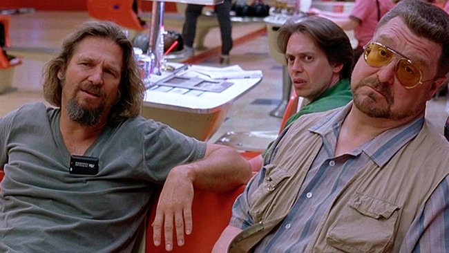 Der Dude (Jeff Bridges) vertreibt sich die Zeit mit seinen Freunden beim Bowlen.