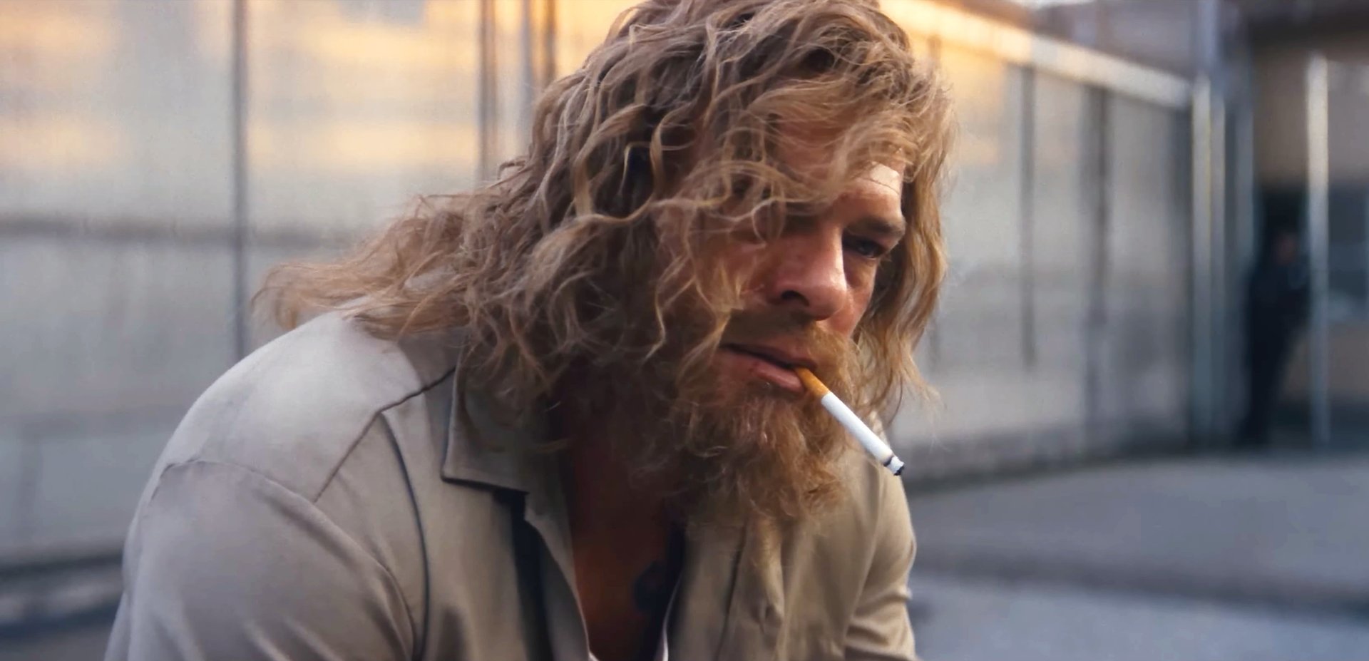„Reacher“-Star Alan Ritchson macht jetzt den John Wick im ersten Trailer seines neuen Actionknallers