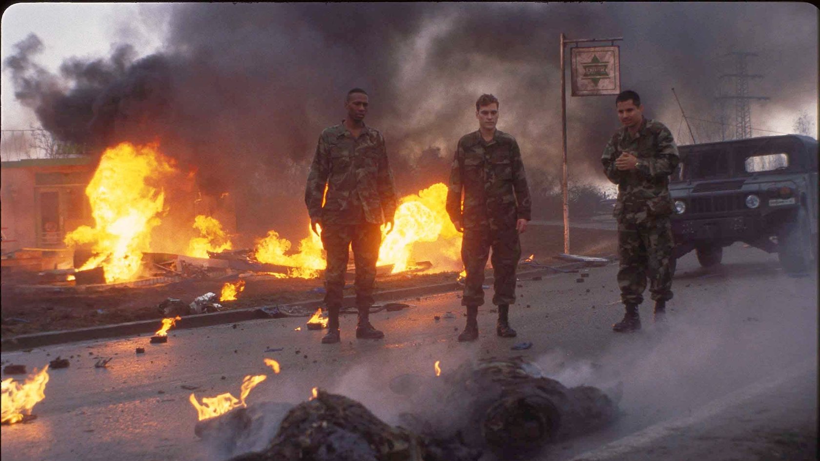 Leon Robinson, Joaquin Phoenix und Michael Pena in „Army Go Home!“.