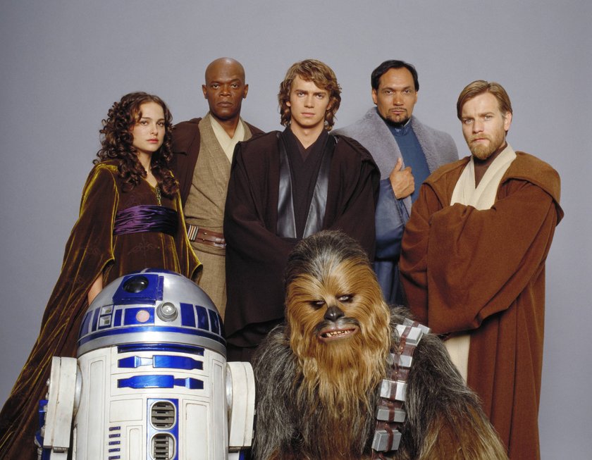Some of the stars of Star Wars: Episode III Revenge of the Sith: (from left) Natalie Portman (Padme Amidala), Samuel L. Jackson (Mace Windu), Hayden Christensen (Anakin Skywalker), Jimmy Smits (Bail Organa), Ewan McGregor (Obi-Wan Kenobi), R2-D2 (R2-D2) and Peter Mayhew (Chewbacca). TM & © 2005 Lucasfilm Ltd. All Rights Reserved. Los Angeles CA PUBLICATIONxINxGERxSUIxAUTxONLY 32427_014THA  