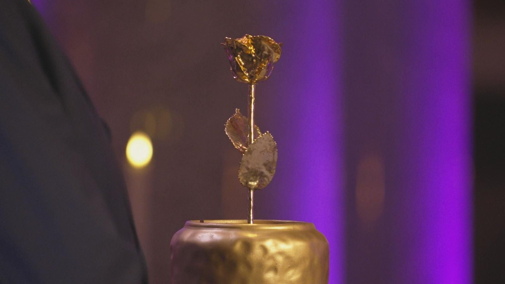 Nur eine der beiden Finalistinnen bekommt vom „Golden Bachelor“ die letzte Rose.
