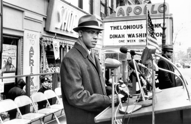 Denzel Washington verwandelt sich in Malcolm X.