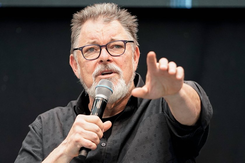 Entertainment Bilder des Tages Jonathan Frakes (Schauspieler, u.a. Star Trek: The Next Generation) spricht auf dem Panel im Atrium des Messegeländes, Fantalk, Q&A, Einzelbild, gibt Anweisungen, gestikuliert, mit den Armen gestikulieren, gives instructions, gesticulate, 30.06.2019, Stuttgart (Deutschland), Event, Messe, CCON, Comic Con Germany 2019 Stuttgart *** Jonathan Frakes actor, among others Star Trek The Next Generation speaks on the panel in the atrium of the fairground, Fantalk, Q A, single picture, gives instructions, gesticulated, gesticulate with the arms, gives instructions, gesticulate, 30 06 2019, Stuttgart Germany , Event, Messe, CCON, Comic Con Germany 2019 Stuttgart xozx  