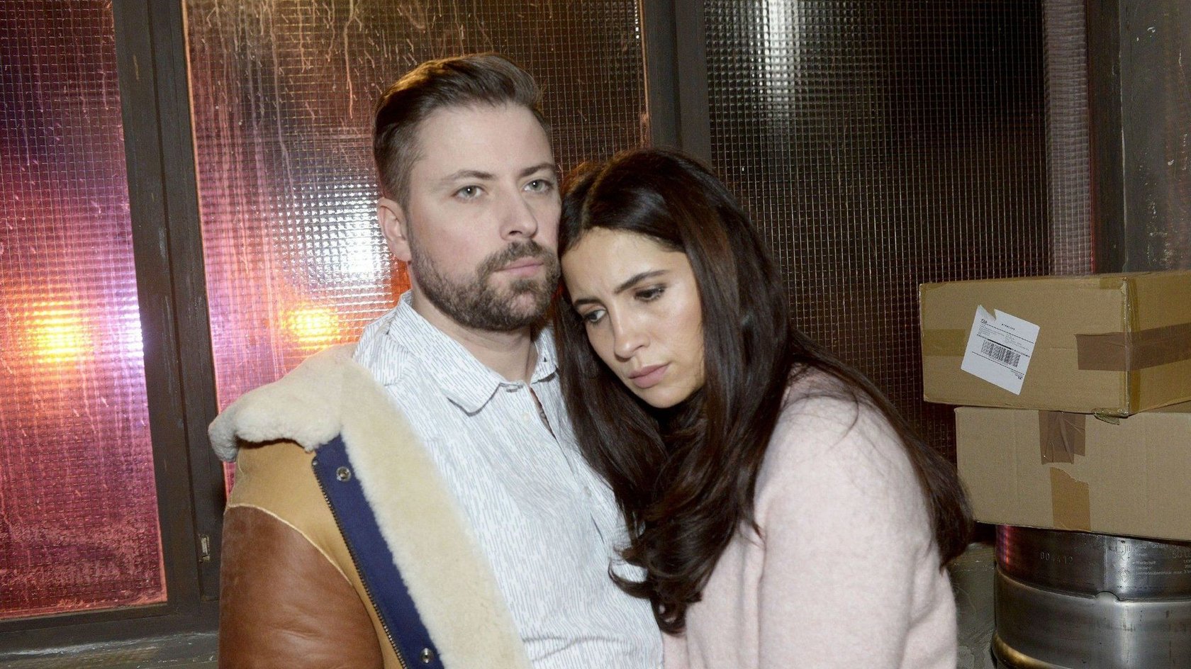 GZSZ: Laura knickt ein und beichtet John die Wahrheit – macht er Schluss?