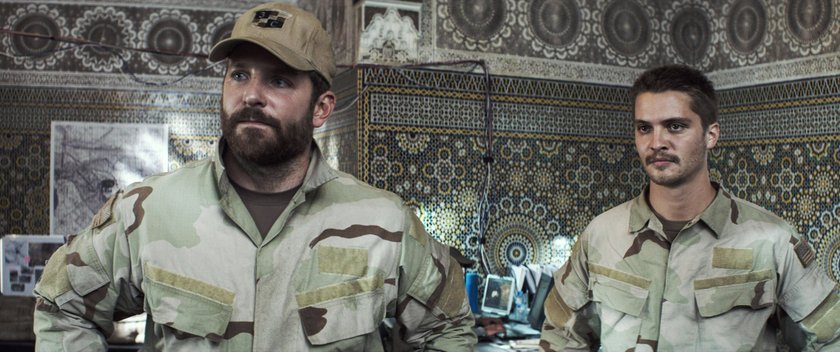 AMERICAN SNIPER, from left: Bradley Cooper, Luke Grimes, 2014. Warner Bros./courtesy Everett Collection Warner Bros/Courtesy Everett Collection ACHTUNG AUFNAHMEDATUM GESCHÄTZT PUBLICATIONxINxGERxSUIxAUTxONLY Copyright: xWarnerxBros/CourtesyxEverettxCollectionx MCDAMSN EC010