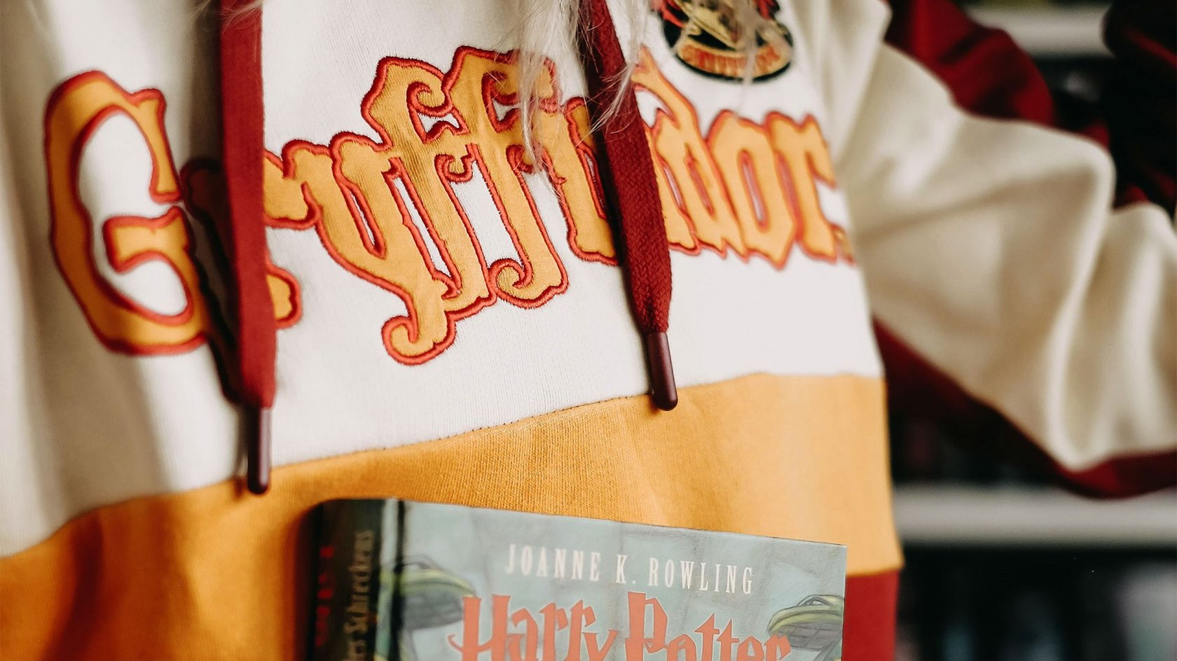 Diesen Hoodie brauchen echte Gryffindor-Fans in ihrem Kleiderschrank.