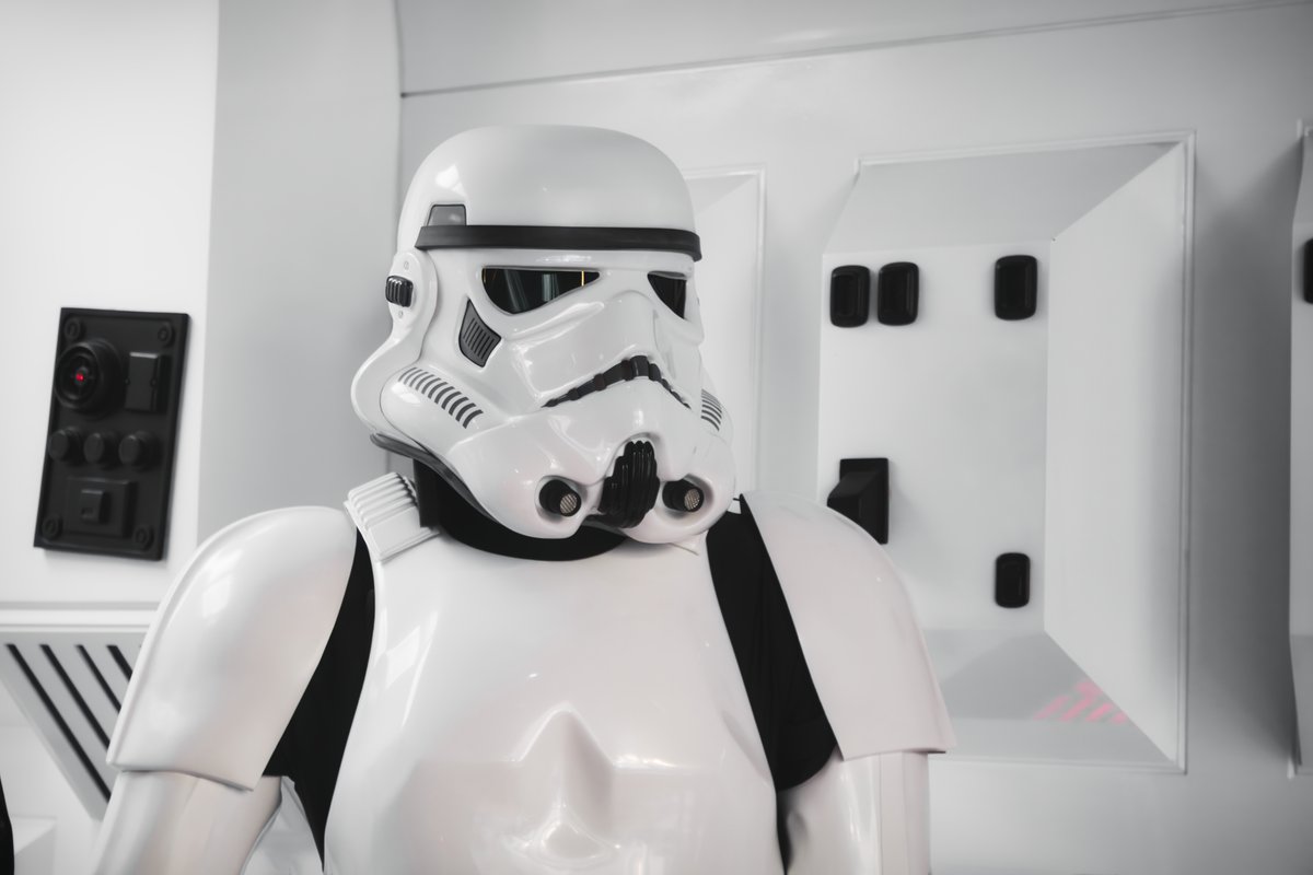 Diese liebevoll verarbeiteten „Star Wars“-Buchstützen sorgen für galaktische Ordnung im Regal