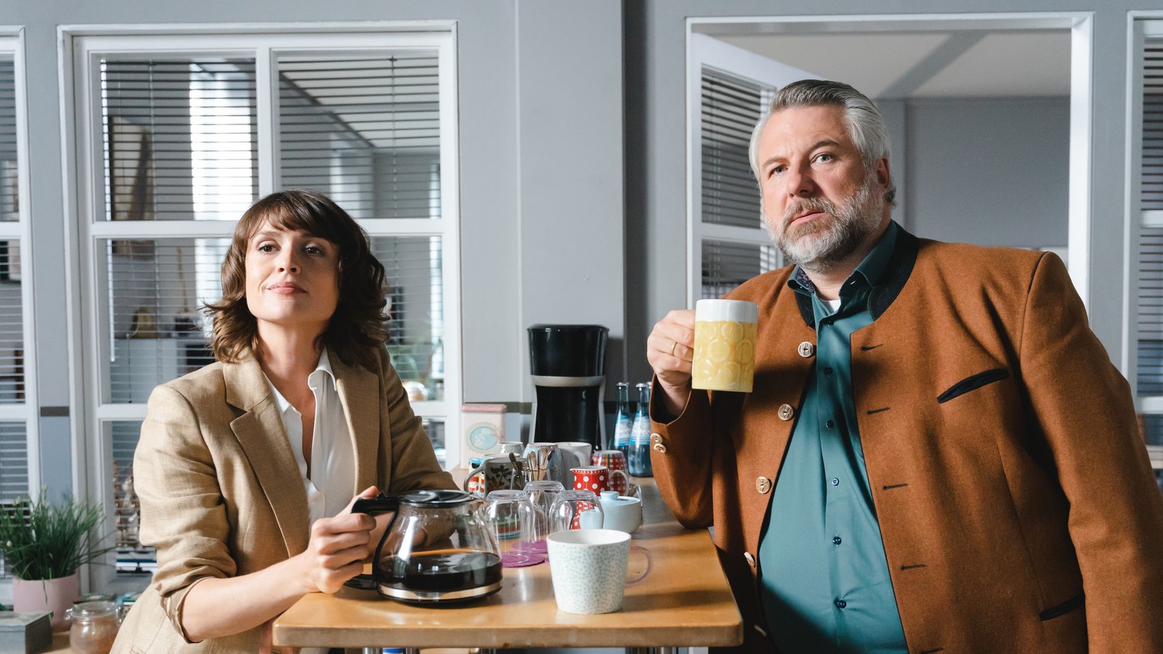 Die Kommissare Andresen (Sophie Melbinger, l.) und Stadler (Dieter Fischer, r.) sind ein erfolgreiches Ermittlerteam.
