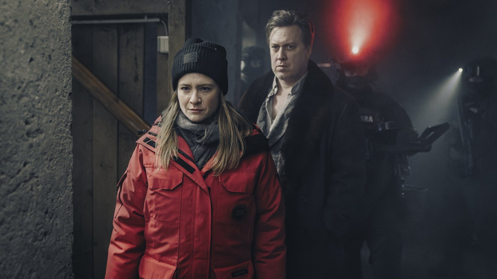 Julia Jentsch und Nicolas Ofczarek in „Der Pass“.