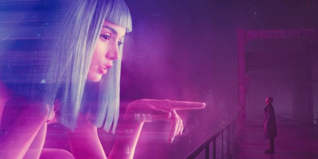 Ana de Armas und Ryan Gosling in der dystopischen Welt in „Blade Runner 2049“.