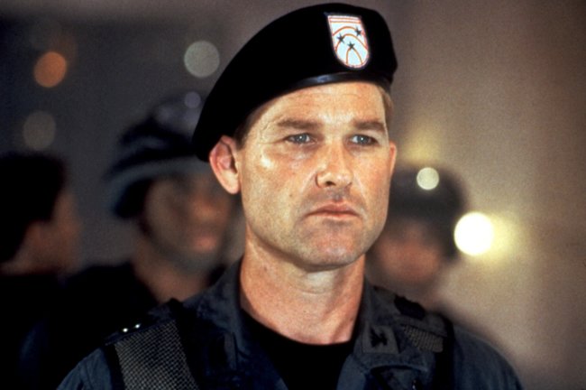 Colonel O’Neill (Kurt Russell) wird mit seinem Trupp durch das Portal geschickt.