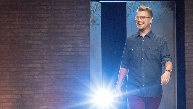 Maxi Gstettenbauer betritt die Bühne.
