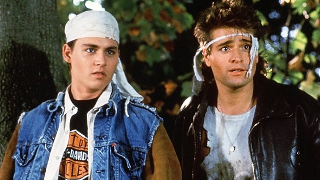 Tom (Johnny Depp) und Doug (Peter DeLuise) ermitteln undercover.