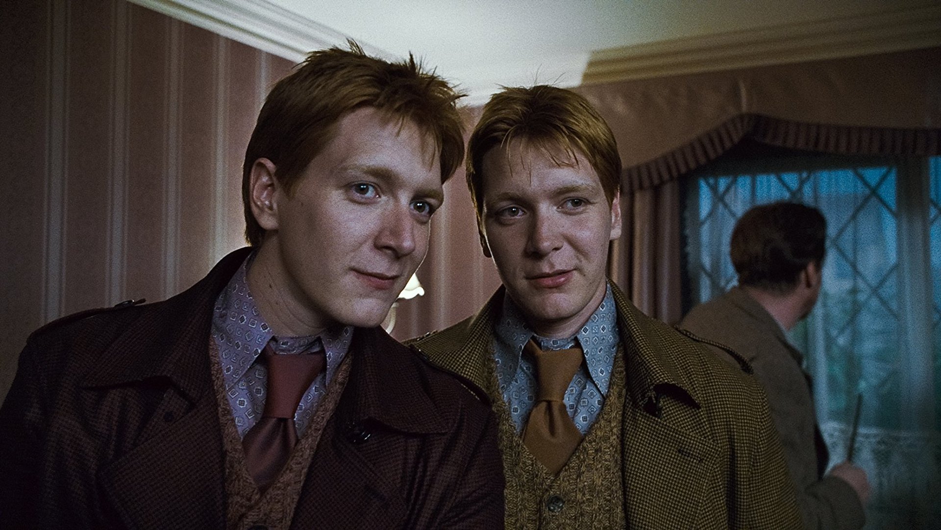 „Harry Potter“-Quiz: Nur wer Fred und George voneinander unterscheiden kann, punktet in diesem Quiz über die Weasleys! 8d263aa2fc2ad5c95548c54b55 cmUgMTkyMCADOGM4NmFjZDk0NTU= mv5bmtq3odmzmdm5nv5bml5banbnxkftztcwmjeyodgwna v1 sy1000 cr0017761000 al