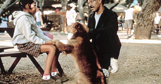 John Dolittle (Eddie Murphy) gemeinsam mit seiner Tochter und einem Hund.