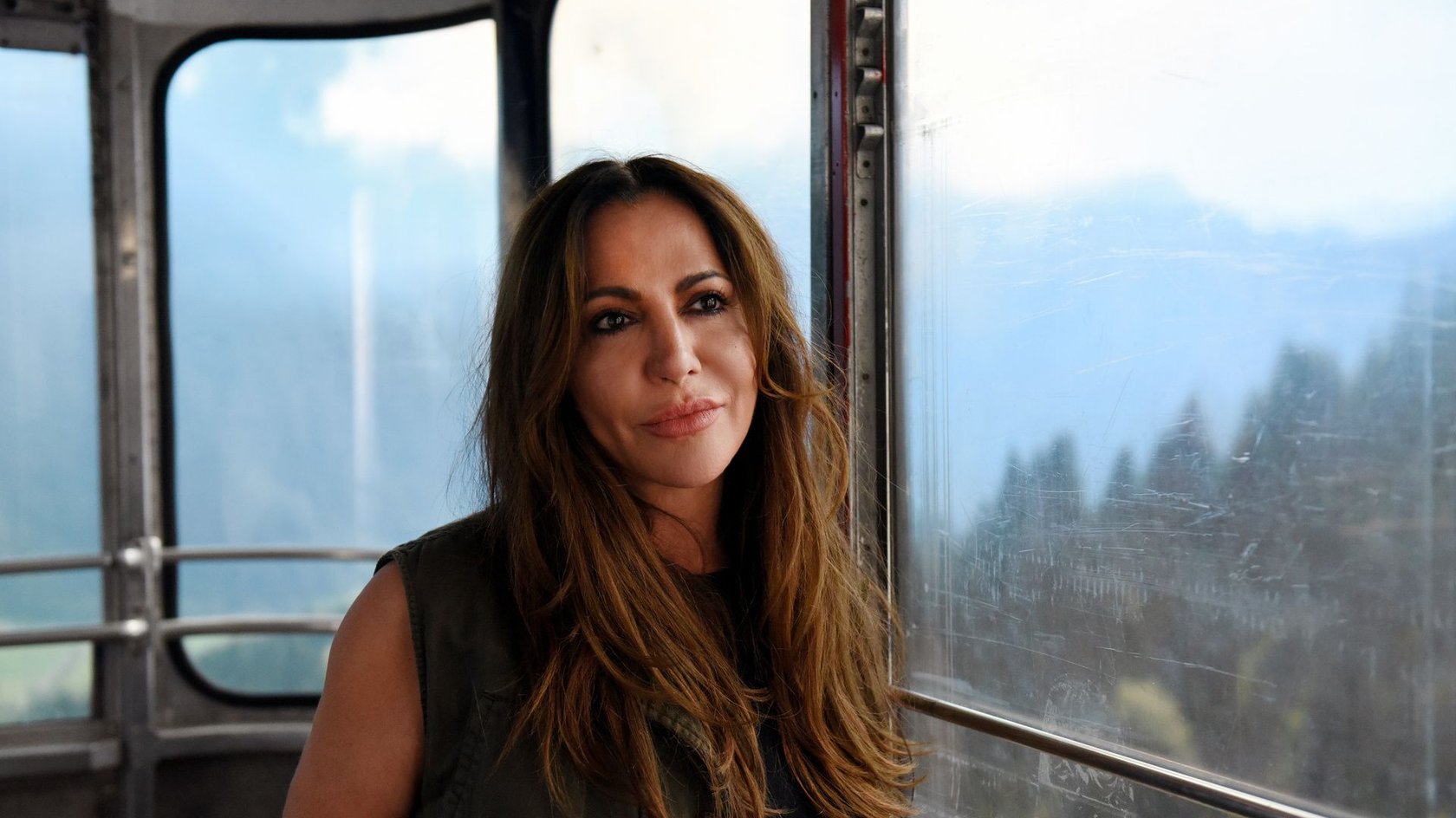 Aus ihrem Wandertag wird wohl nichts: Katja Baumann (Simone Thomalla) ist mit sechs weiteren Passagieren in einer feststeckenden Gondel gefangen.