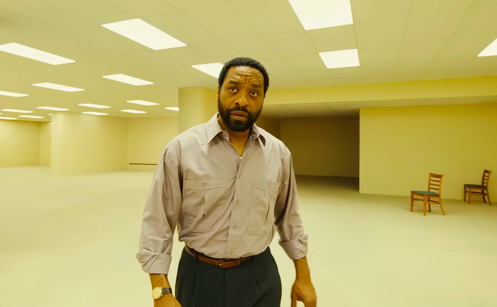 „Backrooms“ erklärt: Darum sind die leeren Räume aus dem Kino-Hit so unheimlich