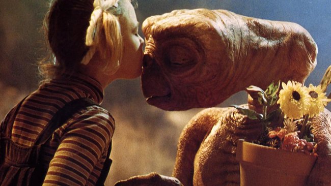 E.T. erobert schnell das Herz von Gertie (Drew Barrymore).