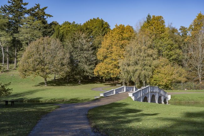 Der Painshill Park in Surrey