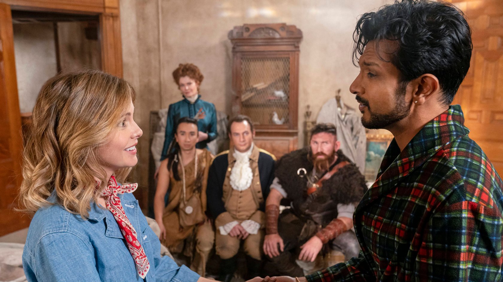 Rose McIver und Utkarsh Ambudkar in „Ghosts“.