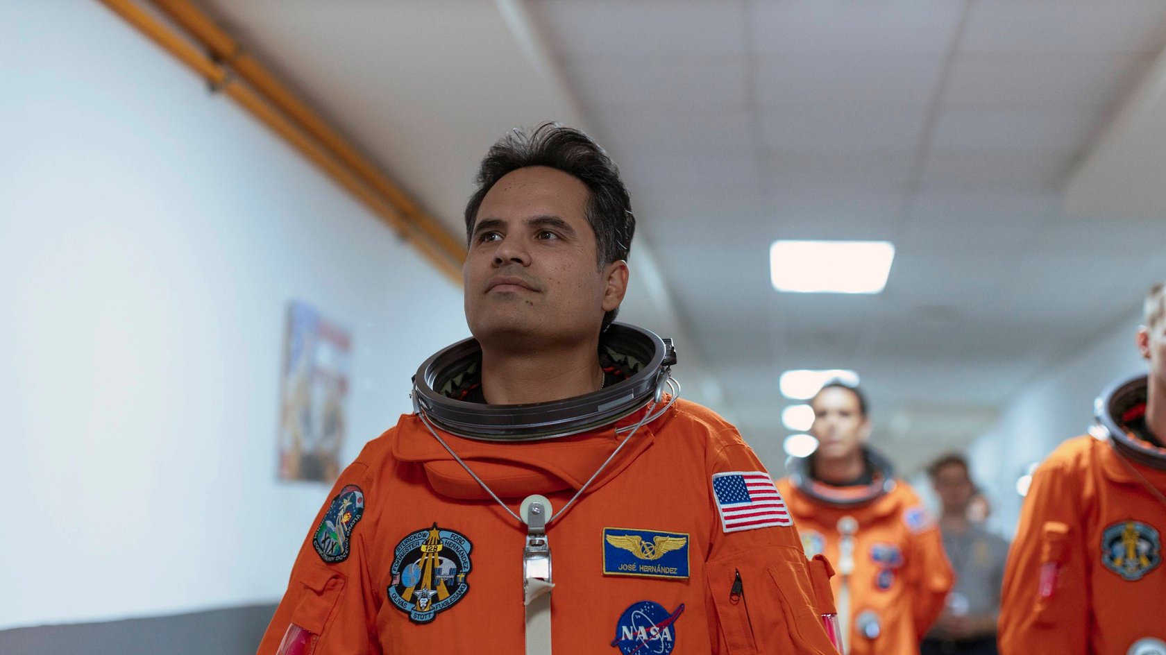 Michael Peña als Astronaut José Hernández.