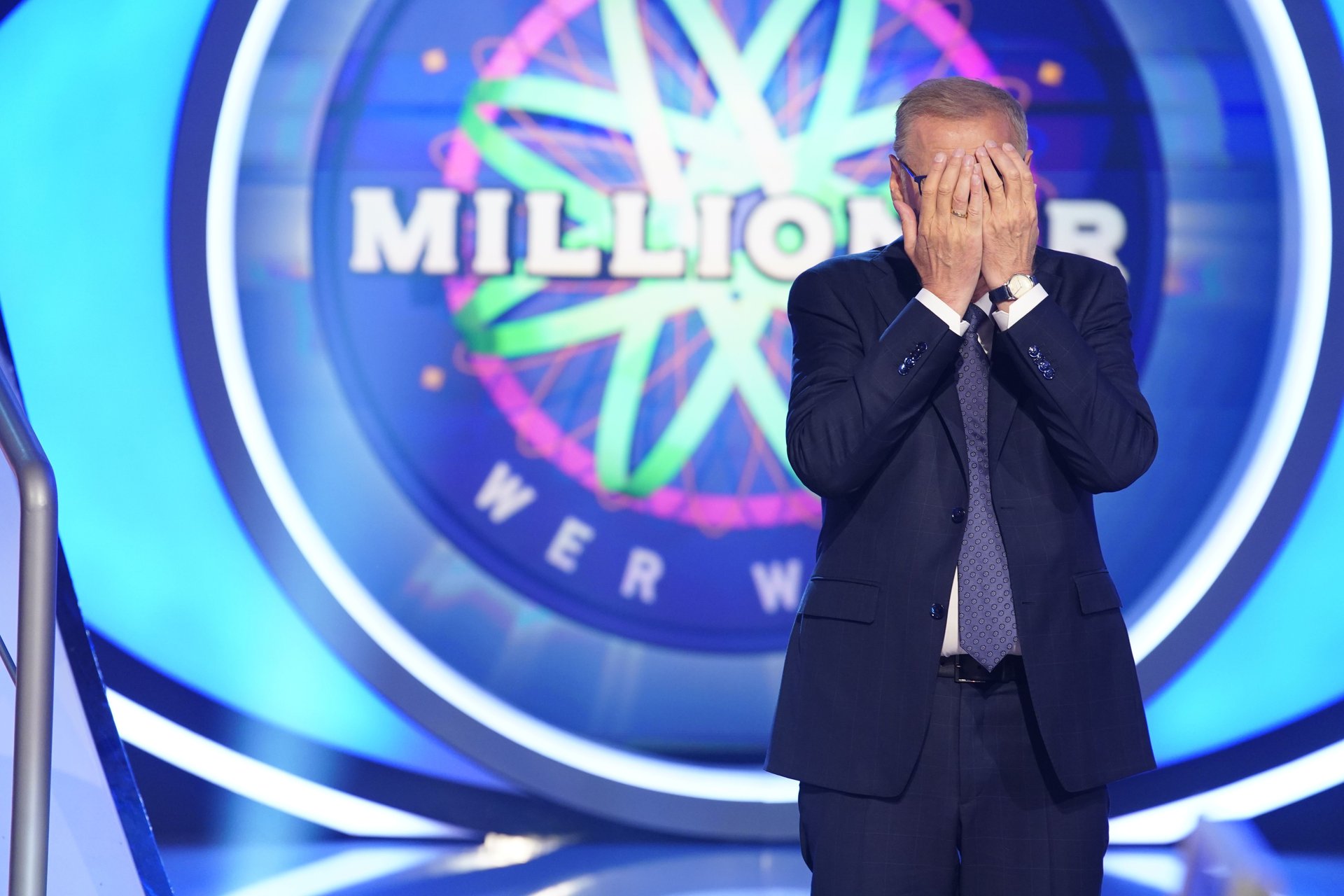Peinliche Patzer bei „Wer wird Millionär?“: Bei diesen Fragen blamierten sich die Kandidaten 076280f8a47d891d0dc1d090e7 ZmMgYmE2ODNkNjBmZmZmIDE5MjAgMCB1AzhkMDJmNDhkYzBl