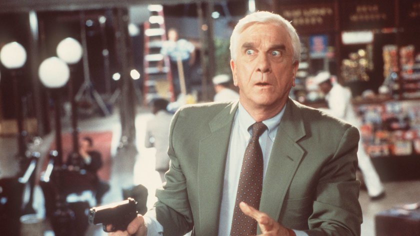 Leslie Nielsen als Frank Drebin in „Die Nackte Kanone 33⅓“.