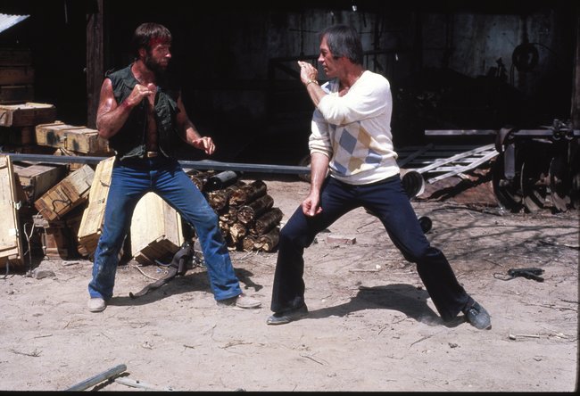 McQuade (Chuck Norris) und Rawley Wilkes (David Carradine) treten gegeneinander an.