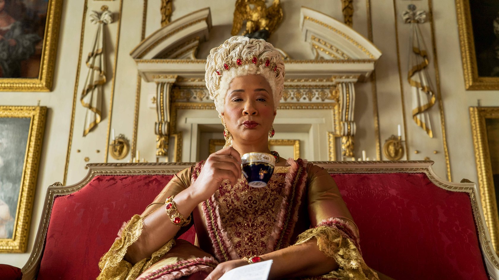 Golda Rosheuvel als Queen Charlotte.