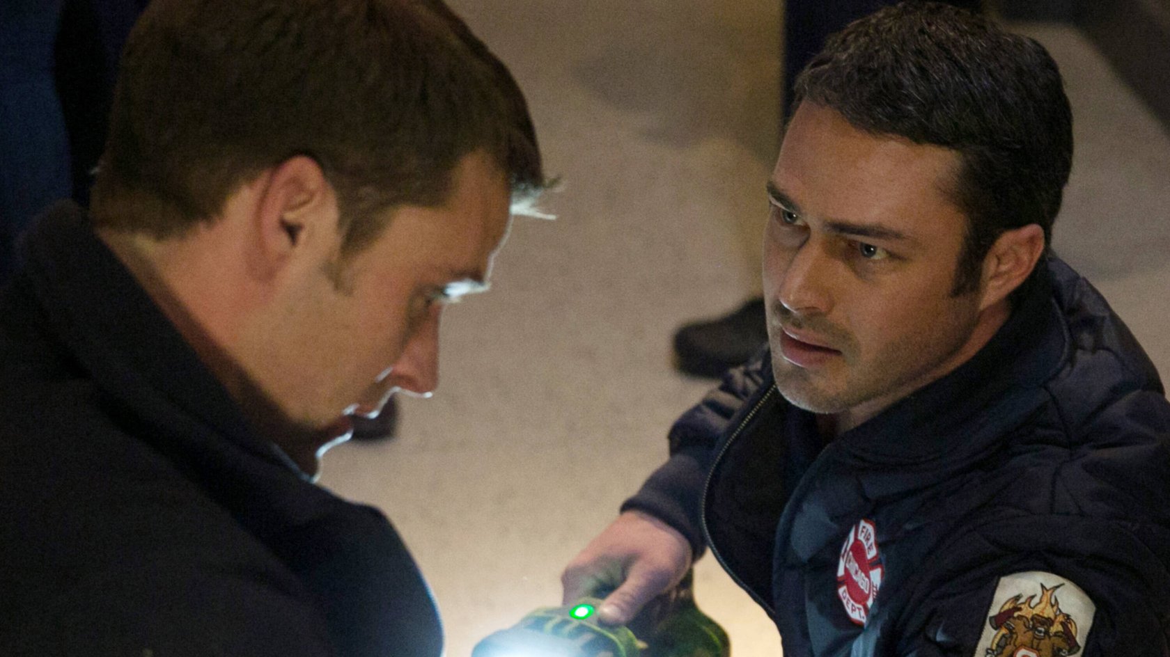 Jesse Spencer und Taylor Kinney in Episode 13 der 2. Staffel „Chicago Fire“.