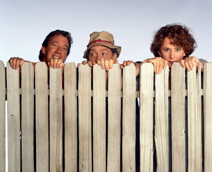 HOME IMPROVEMENT, from left: Tim Allen, Earl Hindman, Patricia Richardson, 1992, 1991-99. ph: Bob D Amico/Touchstone Television / Courtesy: Everett CollectionT2DHOIM TO004 PUBLICATIONxINxGERxSUIxAUTxONLY Copyright: xx T2DHOIM TO004 T2DHOIM_TO004_H